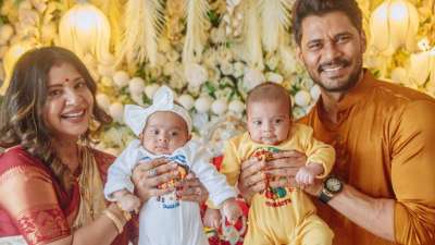 टीवी एक्ट्रेस और सोशल मीडिया पर्सनैलिटी संभावना सेठ और उनके पति अविनाश द्विवेदी की जिंदगी में इस साल एक बेहद खास खुशी ने दस्तक दी। शादी के करीब 10 साल बाद कपल ने जुड़वा बच्चों का स्वागत किया। लंबे इंतजार और संघर्ष के बाद 4 जून 2026 को सरोगेसी के जरिए उनके घर दो नन्हे मेहमान आए। बच्चों के जन्म के बाद से ही फैंस उनकी एक झलक का इंतजार कर रहे थे। अब आखिरकार संभावना और अविनाश ने अपने दोनों बच्चों के चेहरे दुनिया के सामने दिखा दिए हैं। टीवी एक्ट्रेस और सोशल मीडिया पर्सनैलिटी संभावना सेठ और उनके पति अविनाश द्विवेदी की जिंदगी में इस साल एक बेहद खास खुशी ने दस्तक दी। शादी के करीब 10 साल बाद कपल ने जुड़वा बच्चों का स्वागत किया। लंबे इंतजार और संघर्ष के बाद 4 जून 2026 को सरोगेसी के जरिए उनके घर दो नन्हे मेहमान आए। बच्चों के जन्म के बाद से ही फैंस उनकी एक झलक का इंतजार कर रहे थे। अब आखिरकार संभावना और अविनाश ने अपने दोनों बच्चों के चेहरे दुनिया के सामने दिखा दिए हैं।