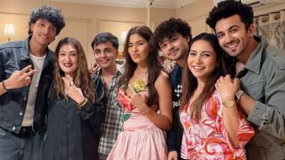 बॉलीवुड अभिनेता गोविंदा की पत्नी सुनीता आहूजा हाल ही में 'लॉक-अप 2' के प्रतियोगियों के साथ एक खुशनुमा शाम बिताती नजर आईं। सुनीता आहूजा ने अपने घर पर एक प्राइवेट पार्टी रखी थी, जिसमें लॉकअप के सितारे पहुंचे नजर आए। शो के प्रतिभागियों की इस मुलाकात ने सोशल मीडिया पर नेटिजन्स का ध्यान तुरंत अपनी ओर खींच लिया। इस शानदार गेट-टुगेदर की तस्वीरें मशहूर टीवी अभिनेता धीरज धूपर और उनकी अभिनेत्री पत्नी विनी अरोड़ा ने अपने आधिकारिक सोशल मीडिया हैंडल पर शेयर की हैं, जिनमें सभी कलाकार बेहद सहज और मस्ती के मूड में दिखाई दे रहे हैं। बॉलीवुड अभिनेता गोविंदा की पत्नी सुनीता आहूजा हाल ही में 'लॉक-अप 2' के प्रतियोगियों के साथ एक खुशनुमा शाम बिताती नजर आईं। सुनीता आहूजा ने अपने घर पर एक प्राइवेट पार्टी रखी थी, जिसमें लॉकअप के सितारे पहुंचे नजर आए। शो के प्रतिभागियों की इस मुलाकात ने सोशल मीडिया पर नेटिजन्स का ध्यान तुरंत अपनी ओर खींच लिया। इस शानदार गेट-टुगेदर की तस्वीरें मशहूर टीवी अभिनेता धीरज धूपर और उनकी अभिनेत्री पत्नी विनी अरोड़ा ने अपने आधिकारिक सोशल मीडिया हैंडल पर शेयर की हैं, जिनमें सभी कलाकार बेहद सहज और मस्ती के मूड में दिखाई दे रहे हैं।