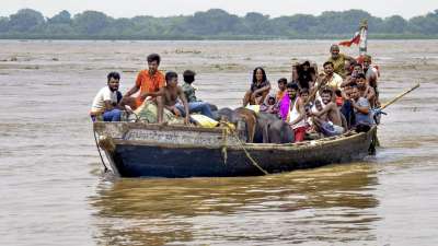 पटना में गंगा नदी का जलस्तर लगातार बढ़ रहा है, जिससे नदी के किनारे निचले इलाकों में बाढ़ जैसे हालात बन गए हैं और प्रशासन को राहत व बचाव की तैयारियों को और तेज करना पड़ा है। पटना में गंगा नदी का जलस्तर लगातार बढ़ रहा है, जिससे नदी के किनारे निचले इलाकों में बाढ़ जैसे हालात बन गए हैं और प्रशासन को राहत व बचाव की तैयारियों को और तेज करना पड़ा है।