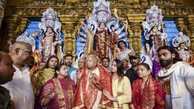 बिहार के पूर्व सीएम लालू प्रसाद यादव ने पटना में दुर्गा पंडाल के परिवार समेत दर्शन किए। इसके अलावा अन्य जगहों से भी भव्य दुर्गा पंडालों की तस्वीरें सामने आईं। बिहार के पूर्व सीएम लालू प्रसाद यादव ने पटना में दुर्गा पंडाल के परिवार समेत दर्शन किए। इसके अलावा अन्य जगहों से भी भव्य दुर्गा पंडालों की तस्वीरें सामने आईं।
