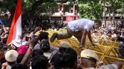 आज विपक्ष के 19 दलों मुख्य चुनाव आयुक्त ज्ञानेश कुमार के खिलाफ मार्च कर रहे हैं। संसद के मकर द्वार से चुनाव आयोग के मुख्यालय तक मार्च करने की कोशिश की गई लेकिन राहुल गांधी ने इस मार्च को एक तरह से हाइजैक कर लिया है। आज विपक्ष के 19 दलों मुख्य चुनाव आयुक्त ज्ञानेश कुमार के खिलाफ मार्च कर रहे हैं। संसद के मकर द्वार से चुनाव आयोग के मुख्यालय तक मार्च करने की कोशिश की गई लेकिन राहुल गांधी ने इस मार्च को एक तरह से हाइजैक कर लिया है।