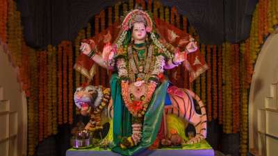 18 अक्टूबर 2026 को शारदीय नवरात्रि का आठवां दिन रहेगा, जिसे अष्टमी, महाष्टमी या महाअष्टमी के नाम से भी जाना जाता है। इस दिन मां दुर्गा के आठवें स्वरूप मां महागौरी की पूजा की जाती है। मां गौरी की उपासना करने से जातक को सुख-समृद्धि और संपन्नता का आशीर्वाद प्राप्त होता है। वहीं अष्टमी के दिन मां गौरी को इन चीजों का भोग अर्पित करने से मनोवांछित फलों की प्राप्ति होती है। 18 अक्टूबर 2026 को शारदीय नवरात्रि का आठवां दिन रहेगा, जिसे अष्टमी, महाष्टमी या महाअष्टमी के नाम से भी जाना जाता है। इस दिन मां दुर्गा के आठवें स्वरूप मां महागौरी की पूजा की जाती है। मां गौरी की उपासना करने से जातक को सुख-समृद्धि और संपन्नता का आशीर्वाद प्राप्त होता है। वहीं अष्टमी के दिन मां गौरी को इन चीजों का भोग अर्पित करने से मनोवांछित फलों की प्राप्ति होती है।