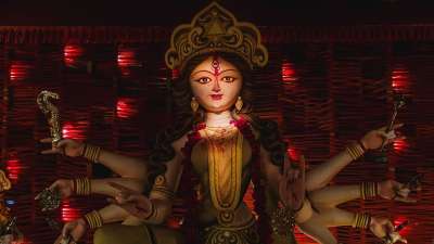 नवरात्रि का तीसरा दिन देवी दुर्गा के तीसरे स्वरूप मां चंद्रघंटा की पूजा की जाती है। माता चंद्रघंटा को प्रसन्न करने के लिए नवरात्रि के तीसरे दिन आपको सफेद, सुनहरे, पीले या फिर लाल रंग के कपड़े धारण करने चाहिए। इन रंगों के वस्त्रों को धारण कर माता की पूजा करने से शुभ फल आपको प्राप्त होते हैं। इसके अलावा नवरात्रि के तीसरे दिन मां चंद्रघंटा को ये चीजें अर्पित करने से शुभ फलों की प्राप्ति होती है। नवरात्रि का तीसरा दिन देवी दुर्गा के तीसरे स्वरूप मां चंद्रघंटा की पूजा की जाती है। माता चंद्रघंटा को प्रसन्न करने के लिए नवरात्रि के तीसरे दिन आपको सफेद, सुनहरे, पीले या फिर लाल रंग के कपड़े धारण करने चाहिए। इन रंगों के वस्त्रों को धारण कर माता की पूजा करने से शुभ फल आपको प्राप्त होते हैं। इसके अलावा नवरात्रि के तीसरे दिन मां चंद्रघंटा को ये चीजें अर्पित करने से शुभ फलों की प्राप्ति होती है।