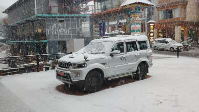 हिमाचल के मनाली में सीजन की पहली बर्फबारी हुई। तापमान गिरने के साथ ही लाहौल-स्पीति का पूरा इलाका बर्फ की सफेद चादर से ढ़क गया है। हिमाचल के मनाली में सीजन की पहली बर्फबारी हुई। तापमान गिरने के साथ ही लाहौल-स्पीति का पूरा इलाका बर्फ की सफेद चादर से ढ़क गया है।