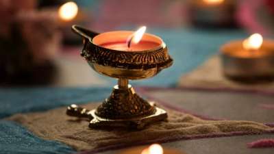 शनिवार 31 अक्टूबर के दिन स्कंद षष्ठी व्रत है और इस दिन भगवान कार्तिकेय की पूजा की जाती है। साथ ही शनिवार को पुनर्वसु नक्षत्र भी रहेगा। ऐसे में शनिवार के दिन कुछ उपाय आपको बिजनेस में लाभ दिला सकते हैं, मनोकामनाओं को पूरा कर सकते हैं और प्रेम जीवन में भी अच्छे परिणाम आपको देखने को मिल सकते हैं। आइए जानते हैं इन उपायों के बारे में। शनिवार 31 अक्टूबर के दिन स्कंद षष्ठी व्रत है और इस दिन भगवान कार्तिकेय की पूजा की जाती है। साथ ही शनिवार को पुनर्वसु नक्षत्र भी रहेगा। ऐसे में शनिवार के दिन कुछ उपाय आपको बिजनेस में लाभ दिला सकते हैं, मनोकामनाओं को पूरा कर सकते हैं और प्रेम जीवन में भी अच्छे परिणाम आपको देखने को मिल सकते हैं। आइए जानते हैं इन उपायों के बारे में।