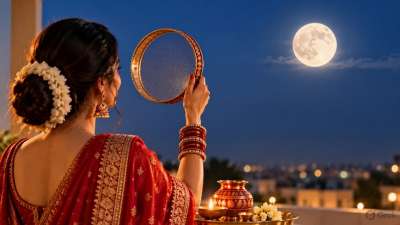 करवा चौथ का व्रत 29 अक्टूबर 2026 को रखा जाएगा। इस दिन सुहागिन महिलाएं निर्जला व्रत रख कर करवा माता, भोलनाथ, मां गौरी और भगवान गणेश, कार्तिकेय जी की विधिपूर्वक पूजा करती हैं। धार्मिक मान्यता है कि करवा चौथ का व्रत करने से पति की आयु लंबी होती है और अखंड सौभाग्यवती का आशीर्वाद मिलता है। करवा चौथ का व्रत 29 अक्टूबर 2026 को रखा जाएगा। इस दिन सुहागिन महिलाएं निर्जला व्रत रख कर करवा माता, भोलनाथ, मां गौरी और भगवान गणेश, कार्तिकेय जी की विधिपूर्वक पूजा करती हैं। धार्मिक मान्यता है कि करवा चौथ का व्रत करने से पति की आयु लंबी होती है और अखंड सौभाग्यवती का आशीर्वाद मिलता है।