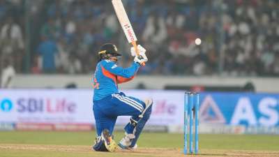 क्रिकेट के सबसे छोटे फॉर्मेट टी20 इंटरनेशनल का आगाज होने के बाद से अब तक इसमें एक से एक कई शानदार खिलाड़ी देखने को मिले हैं, जिन्होंने अपनी बल्लेबाजी के दम पर पूरे खेल को एक नई दिशा देने का काम किया। टी20 की शुरुआत होने के बाद से अब तक बल्लेबाजों के खेलने के तरीके में काफी बदलाव आया है, जिसमें वह बड़ी आसानी से गेंद को बाउंड्री के पार पहुंचाते हुए दिखाई दिए हैं। ऐसे में हम आपको टी20 इंटरनेशनल में अब तक सबसे ज्यादा छक्के लगाने वाली टीमों के बारे में बताने जा रहे हैं। क्रिकेट के सबसे छोटे फॉर्मेट टी20 इंटरनेशनल का आगाज होने के बाद से अब तक इसमें एक से एक कई शानदार खिलाड़ी देखने को मिले हैं, जिन्होंने अपनी बल्लेबाजी के दम पर पूरे खेल को एक नई दिशा देने का काम किया। टी20 की शुरुआत होने के बाद से अब तक बल्लेबाजों के खेलने के तरीके में काफी बदलाव आया है, जिसमें वह बड़ी आसानी से गेंद को बाउंड्री के पार पहुंचाते हुए दिखाई दिए हैं। ऐसे में हम आपको टी20 इंटरनेशनल में अब तक सबसे ज्यादा छक्के लगाने वाली टीमों के बारे में बताने जा रहे हैं।