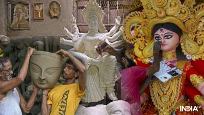 दुर्गा पूजा का त्योहार करीब आते ही पश्चिम बंगाल में तैयारियां तेज हो गई हैं। नादिया से लेकर बीरभूम और बालुरघाट तक कलाकार दिन-रात मां दुर्गा की प्रतिमाओं को अंतिम रूप देने में जुटे हैं। कहीं मिट्टी से प्रतिमा का आकार तैयार किया जा रहा है तो कहीं कलाकार बारीकी से रंग भर रहे हैं। इन तस्वीरों में देखिए दुर्गा पूजा से पहले मूर्तिकारों और कारीगरों की मेहनत की झलक। दुर्गा पूजा का त्योहार करीब आते ही पश्चिम बंगाल में तैयारियां तेज हो गई हैं। नादिया से लेकर बीरभूम और बालुरघाट तक कलाकार दिन-रात मां दुर्गा की प्रतिमाओं को अंतिम रूप देने में जुटे हैं। कहीं मिट्टी से प्रतिमा का आकार तैयार किया जा रहा है तो कहीं कलाकार बारीकी से रंग भर रहे हैं। इन तस्वीरों में देखिए दुर्गा पूजा से पहले मूर्तिकारों और कारीगरों की मेहनत की झलक।