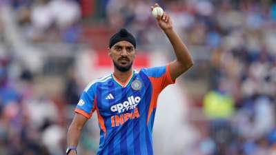भारत के लिए T20Is में सबसे ज्यादा विकेट लेने वाले गेंदबाजों की बात करें तो वहां टॉप पर अर्शदीप सिंह का नाम है। उन्होंने 95 मैचों में अब तक 92 पारियों में 141 विकेट ले चुके हैं। इस दौरान उनका औसत 19.87 का रहा और उन्होंने 8.51 की इकॉनमी रेट से रन खर्च किए हैं। उन्होंने अब तक 4 ओवर मेडन फेंके हैं। भारत के लिए T20Is में सबसे ज्यादा विकेट लेने वाले गेंदबाजों की बात करें तो वहां टॉप पर अर्शदीप सिंह का नाम है। उन्होंने 95 मैचों में अब तक 92 पारियों में 141 विकेट ले चुके हैं। इस दौरान उनका औसत 19.87 का रहा और उन्होंने 8.51 की इकॉनमी रेट से रन खर्च किए हैं। उन्होंने अब तक 4 ओवर मेडन फेंके हैं।