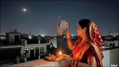 करवा चौथ से एक दिन पहले अपने शरीर का हाइड्रेशन लेवल अच्छा रखें। इसके लिए दिन में कम से कम 2-3 लीटर पानी जरूर पीएं। करवा चौथ के व्रत से एक दिन पहले नींबू पानी और नारियल पानी पी लें। इससे आप व्रत वाले दिन हाइड्रेट रहेंगे। इससे शरीर में न्यूट्रीएंट्स की कमी नहीं होगी और आप आसानी से व्रत रख पाएंगी। आप नींबू पानी में थोड़ा नमक डाल लें। ये इलेक्ट्रोलाइट्स का काम करेगा। करवा चौथ से एक दिन पहले अपने शरीर का हाइड्रेशन लेवल अच्छा रखें। इसके लिए दिन में कम से कम 2-3 लीटर पानी जरूर पीएं। करवा चौथ के व्रत से एक दिन पहले नींबू पानी और नारियल पानी पी लें। इससे आप व्रत वाले दिन हाइड्रेट रहेंगे। इससे शरीर में न्यूट्रीएंट्स की कमी नहीं होगी और आप आसानी से व्रत रख पाएंगी। आप नींबू पानी में थोड़ा नमक डाल लें। ये इलेक्ट्रोलाइट्स का काम करेगा।