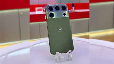Motorola के अपकमिंग फ्लैगशिप फोन Signature 27 को नई दिल्ली के यशोभूमि में चल रहे इंडिया मोबाइल कांग्रेस में शोकेस किया गया है। मोटोरोला का यह फोन हाल ही में पेश किया गया है। फोन में 200MP का कैमरा समेत कई तगड़े फीचर्स दिए गए हैं। यह साल की शुरुआत में आए Motorola Signature का अपग्रेड होगा। Motorola के अपकमिंग फ्लैगशिप फोन Signature 27 को नई दिल्ली के यशोभूमि में चल रहे इंडिया मोबाइल कांग्रेस में शोकेस किया गया है। मोटोरोला का यह फोन हाल ही में पेश किया गया है। फोन में 200MP का कैमरा समेत कई तगड़े फीचर्स दिए गए हैं। यह साल की शुरुआत में आए Motorola Signature का अपग्रेड होगा।