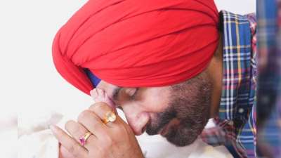 पूर्व क्रिकेटर और राजनेता नवजोत सिंह सिद्धू दादा बन गए हैं। सिद्धू के बेटे करण और बहू इनायत ने 1 अक्टूबर को अपनी पहली संतान का इस दुनिया में स्वागत किया। ऐसे में सिद्धू की खुशी का भी ठिकाना नहीं है। उन्होंने सोशल मीडिया पर अपने दादा बनने की खुशी साझा की है। पूर्व क्रिकेटर और राजनेता नवजोत सिंह सिद्धू दादा बन गए हैं। सिद्धू के बेटे करण और बहू इनायत ने 1 अक्टूबर को अपनी पहली संतान का इस दुनिया में स्वागत किया। ऐसे में सिद्धू की खुशी का भी ठिकाना नहीं है। उन्होंने सोशल मीडिया पर अपने दादा बनने की खुशी साझा की है।
