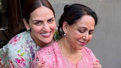 हेमा मालिनी का आज 78वां जन्मदिन है। इस खास मौके पर उन्हें बी-टाउन के सितारों से खूब बधाइयां मिल रही हैं। सायरा बानो ने भी ड्रीम गर्ल को जन्मदिन की बधाई दी है। वहीं हेमा मालिनी की बेटी और अभिनेत्री ईशा देओल ने भी अपनी प्यारी मां के जन्मदिन पर एक प्यारी सी तस्वीर शेयर करते हुए उन्हें बर्थडे विश किया है। हेमा मालिनी का आज 78वां जन्मदिन है। इस खास मौके पर उन्हें बी-टाउन के सितारों से खूब बधाइयां मिल रही हैं। सायरा बानो ने भी ड्रीम गर्ल को जन्मदिन की बधाई दी है। वहीं हेमा मालिनी की बेटी और अभिनेत्री ईशा देओल ने भी अपनी प्यारी मां के जन्मदिन पर एक प्यारी सी तस्वीर शेयर करते हुए उन्हें बर्थडे विश किया है।