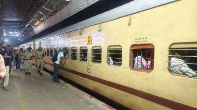 भारतीय रेल के उत्तर रेलवे जोन ने दीपावली और छठ महापर्व को ध्यान में रखते हुए पंजाब के लुधियाना से बिहार के सहरसा, दरभंगा और गया के बीच 3 नई स्पेशल ट्रेन चलाने की घोषणा की है। उत्तर रेलवे ने इन तीनों ट्रेनों की सभी जरूरी डिटेल्स शेयर की हैं। भारतीय रेल के उत्तर रेलवे जोन ने दीपावली और छठ महापर्व को ध्यान में रखते हुए पंजाब के लुधियाना से बिहार के सहरसा, दरभंगा और गया के बीच 3 नई स्पेशल ट्रेन चलाने की घोषणा की है। उत्तर रेलवे ने इन तीनों ट्रेनों की सभी जरूरी डिटेल्स शेयर की हैं।