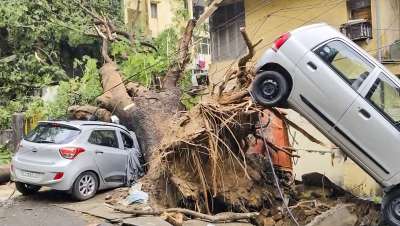 देश की राजधानी दिल्ली में शुक्रवार की सुबह आंधी और तूफान के साथ हुई। इसके बाद आई जोरदार बारिश ने पूरे शहर को पानी-पानी कर दिया। कल तक गर्मी से जूझ रहे लोग सड़कों पर भरे पानी से परेशान हो गए। अंडरपास और कई अन्य इलाकों में पानी भर गया। सड़कों में पानी भरने से कई वाहन बंद पड़ गए। बेमौसम बारिश ने दिल्ली की रफ्तार धीमी कर दी। 40 फ्लाइट रद्द हो गईं। 100 से ज्यादा लेट हुईं और तीन को डायवर्ट करना पड़ा। एक मकान में पेड़ गिरने से चार लोगों की मौत हो गई। देश की राजधानी दिल्ली में शुक्रवार की सुबह आंधी और तूफान के साथ हुई। इसके बाद आई जोरदार बारिश ने पूरे शहर को पानी-पानी कर दिया। कल तक गर्मी से जूझ रहे लोग सड़कों पर भरे पानी से परेशान हो गए। अंडरपास और कई अन्य इलाकों में पानी भर गया। सड़कों में पानी भरने से कई वाहन बंद पड़ गए। बेमौसम बारिश ने दिल्ली की रफ्तार धीमी कर दी। 40 फ्लाइट रद्द हो गईं। 100 से ज्यादा लेट हुईं और तीन को डायवर्ट करना पड़ा। एक मकान में पेड़ गिरने से चार लोगों की मौत हो गई।