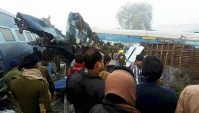 नई दिल्ली:कानपुर के पास रविवार रात तीन बजे के करीब इंदौर से पटना की ओर जा रही इंदौर पटना एक्&zwj;सप्रेस ट्रेन से 14 डब्बे पटरी से उतरने के कारण एक बड़े हादसे के शिकार हो गई।