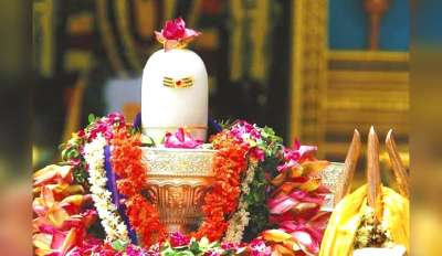 आज से सावन का पहला सोमवार शुरू हो गया है। इस पावन महीने में भगवान शिव की आराधना की जाती है। माना जाता है कि जो भक्त इस पवित्र महीने में माता पार्वती और महादेव की पूजा-अर्चना करते हैं, उन पर भोले बाबा की कृपा हमेशा बनी रहती है। 3 अगस्त को पूर्णिमा के दिन सावन का समापन होगा। हर साल मंदिरों में भक्तों की भीड़ लगी होती थी, लेकिन इस बार कोरोना वायरस की वजह से बहुत कुछ बदल गया है। इसलिए आप घर बैठे सावन के पहले सोमवार के शुभ अवसर पर 12 ज्योतिर्लिंगों के दर्शन करिए, जो देश के कोने-कोने में प्रतिष्ठित हैं।&amp;nbsp;