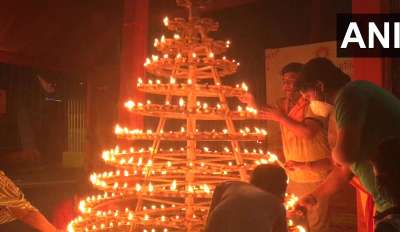 उत्तर प्रदेश के अयोध्या में श्रीराम मंदिर निर्माण के लिए भूमि पूजन प्रधानमंत्री पांच अगस्त को करेंगे। इस कार्यक्रम को लेकर पूरे देश में खुशियों का माहौल है। मंगलवार को रोशनी में नहाया शहर बुधवार रात तक जगमग रहेगा। अयोध्या धाम में 3,51000 दिए जलाए गए हैं। यह जानकारी जिला प्रशासन ने दी है। राम की पैड़ी समेत अयोध्या धाम के 50 स्थानों पर दिए जलाए गए। अयोध्या धाम के सभी मंदिरों में दिये जलाए गए हैं। &amp;nbsp;