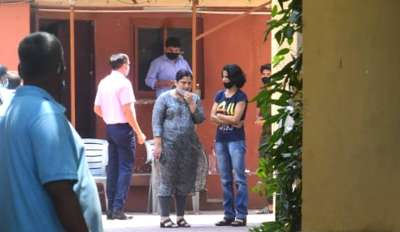 मुंबई: अभिनेता सुशांत सिंह राजपूत की मौत की जांच के सिलसिले में सीबीआई की एक टीम शनिवार की सुबह दिवंगत बॉलीवुड अभिनेता के बांद्रा स्थित घर पर एक बार फिर पहुंची।