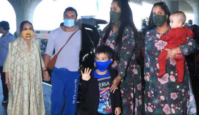 बॉलीवुड के सुपरस्टार सलमान खान की बहन अर्पिता खान शर्मा, भाई सोहेल खान और मां सलमा खान को एयरपोर्ट पर स्पॉट किया गया। उनकी फोटोज सोशल मीडिया पर वायरल हो रही है। सभी ने कोरोना से बचाव के लिए चेहरे पर मास्क लगाया हुआ था।&amp;nbsp;