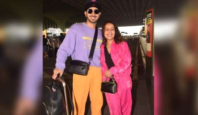 बॉलीवुड सिंगर नेहा कक्कड़ एक बार फिर चर्चा में हैं। उन्होंने अपनी एक फोटो पोस्ट की है, जिसमें उनका बेबी बंप साफ दिखाई दे रहा है। सोशल मीडिया पर ये तस्वीर पोस्ट करने के बाद सिंगर को जाने-माने सेलेब्स की तरफ से बधाईयां मिल रही हैं। इस बीच नेहा को उनके पति रोहनप्रीत सिंह के साथ मुंबई एयरपोर्ट पर देखा गया, जहां वो हाथों के जरिए बेबी बंप छिपाती नज़र आईं।&amp;nbsp;