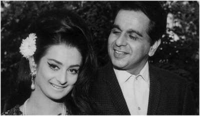 बॉलीवुड के दिग्गज अभिनेता दिलीप कुमार और सायरा बानो की जोड़ी पूरी फिल्म इंडस्ट्री ही नहीं, बल्कि देशभर में मशहूर है। दोनों की बॉन्डिंग की दुनिया कायल है। एक्टिंग से ज्यादा सायरा बानो और दिलीप कुमार की लव स्टोरी ने लोगों का दिल जीता। 22 साल की उम्र में सायरा बानो की 44 साल के दिलीप कुमार से शादी हो गई थी।