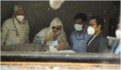बॉलीवुड के दिग्गज अभिनेता दिलीप कुमार अस्पताल से डिस्चार्ज हो गए हैं। हॉस्पिटल से उनकी तस्वीरें सामने आई हैं, जिसमें वो स्ट्रेचर पर लेटे हुए हैं, जबकि उनकी वाइफ सायरा बानो उनके पास खड़ी हैं।&amp;nbsp;