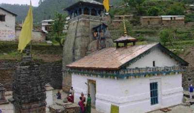 त्रियुगीनारायण मंदिर उत्तराखंड के रुद्रप्रयाग जिले में स्थित है। कहा जाता है कि ये वही स्थान है जहां भगवान शिव और माता पार्वती का विवाह हुआ था।। मंदिर के बाहर एक हाल में हवन कुंड में अग्नि लगातार जलती रहती है। मंदिर के पुजारियों के अनुसार ये वहीं अग्नि है जिसके फेरे लेकर शिव-पार्वती विवाह संपन्न हुआ था।।पुजारियों के अनुसार कई युगों से इस अग्नि को जलाकर रखा जाता रहा है। यही कारण है कि इस स्थान को अत्यंत पवित्र माना जाता है। कई जोडे दूर दूर से इस मंदिर में विवाह बंधन में बंधने के लिए खासतौर पर आते हैं। मंदिर के बाहर जिस जगह विवाह पूर्ण होता है उस स्थल को ब्रह्म शिला का जाता है। बाद में हवन कुंड में प्रज्वलित अग्नि के सात फेरे लेने के बाद विवाह संपूर्ण होता है। 