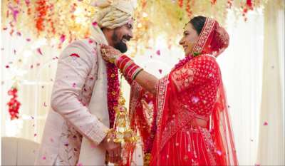 सामंथा रुथ प्रभु स्टारर फिल्म 'शकुंतलम' में 'किंग असुर' की भूमिका निभाने वाले एक्टर कबीर दुहन सिंह ने सीमा चहल से शादी कर ली है। उनकी शादी की खूबसूरत तस्वीरें सोशल मीडिया पर वायरल हो रही हैं, जिसमें वह दोनों एक-दूसरे का हाथ थामे नजर आ रहे हैं। 