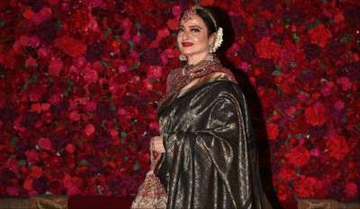दिग्गज बॉलीवुड एक्ट्रेस रेखा एक बार फिर से अपने लुक की वजह से लाइमलाइट में आ गई हैं। इस बार उन्होंने अपनी सुंदरता और खूबसूरत लुक से अपने प्रशंसकों का ध्यान अपनी ओर खींचा है। एक्ट्रेस रेखा ने सुनहरी धारियों वाली हरी साड़ी पहन आदर जैन और अलेखा आडवाणी की शादी में एंट्री कर महफिल की शान बढ़ा दी है। दिग्गज बॉलीवुड एक्ट्रेस रेखा एक बार फिर से अपने लुक की वजह से लाइमलाइट में आ गई हैं। इस बार उन्होंने अपनी सुंदरता और खूबसूरत लुक से अपने प्रशंसकों का ध्यान अपनी ओर खींचा है। एक्ट्रेस रेखा ने सुनहरी धारियों वाली हरी साड़ी पहन आदर जैन और अलेखा आडवाणी की शादी में एंट्री कर महफिल की शान बढ़ा दी है।