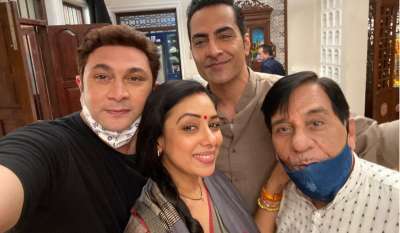 रूपाली गांगुली और राजेश कुमार ने कल्ट कॉमेडी सीरीज 'साराभाई वर्सेस साराभाई' में एक साथ काम किया है। दोनों ऑन और ऑफ स्क्रीन बहुत अच्छी बॉन्ड शेयर करते हैं। 'अनुपमा' कास्टिंग फेरबदल पर अब राजेश कुमार ने भी अपनी चुप्पी तोड़ी है और कुछ ऐसा कहा है, जिसके बाद से सभी कंफ्यूज हैं। रूपाली गांगुली और राजेश कुमार ने कल्ट कॉमेडी सीरीज 'साराभाई वर्सेस साराभाई' में एक साथ काम किया है। दोनों ऑन और ऑफ स्क्रीन बहुत अच्छी बॉन्ड शेयर करते हैं। 'अनुपमा' कास्टिंग फेरबदल पर अब राजेश कुमार ने भी अपनी चुप्पी तोड़ी है और कुछ ऐसा कहा है, जिसके बाद से सभी कंफ्यूज हैं।