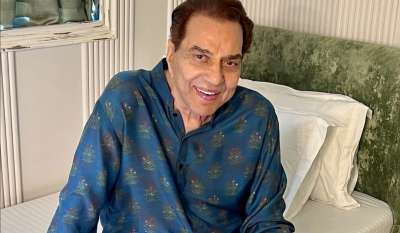 मशहूर अभिनेता धर्मेंद्र अक्सर अपनी यादों के कई किस्से सोशल मीडिया पर लोगों के साथ साझा करते हैं। शनिवार को उन्होंने एक पुरानी तस्वीर शेयर की जो उनके दिल के बहुत करीब है। इस तस्वीर में उनका बेटा सनी देओल और दिग्गज अभिनेता दिलीप कुमार हैं। ये तस्वीर लोगों के बीच चर्चा में बनी हुई है। मशहूर अभिनेता धर्मेंद्र अक्सर अपनी यादों के कई किस्से सोशल मीडिया पर लोगों के साथ साझा करते हैं। शनिवार को उन्होंने एक पुरानी तस्वीर शेयर की जो उनके दिल के बहुत करीब है। इस तस्वीर में उनका बेटा सनी देओल और दिग्गज अभिनेता दिलीप कुमार हैं। ये तस्वीर लोगों के बीच चर्चा में बनी हुई है।
