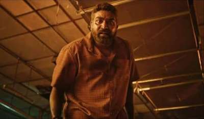 साल 2024 में कई शानदार फिल्में सिनेमाघरों और ओटीटी पर रिलीज हुई हैं, लेकिन नेटफ्लिक्स पर आई विजय सेतुपति की सस्पेंस-थ्रिलर ने भारत में ही नहीं बल्कि विदेशों में भी तहलका मचा दिया। ये फिल्म ओटीटी और सिनेमाघरों में सुपरहिट साबित हुई थी।