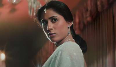 फिल्म इंडस्ट्री में अपनी पहचान बनाना उतना आसान नहीं है, जितना सोचा जाता है। सफलता के शिखर पर पहुंचने के लिए दिन-रात खूब मेहनत करनी पड़ती है। ऐसे कई फिल्मी सितारे हैं, जिनके संर्घष की कहानी आपको रोने पर मजबूर कर देगी। लेकिन, कहते हैं न कि किस्मत पलटने में वक्त नहीं लगता है। ऐसा ही कुछ इस हसीना के भी साथ हुआ था। 19 साल की उम्र में अपने करियर की शुरुआत करने वाली इस हसीना ने कई हिट फिल्में दीं, लेकिन निजी जिंदगी को लेकर चर्चा में रही थी। फिल्म इंडस्ट्री में अपनी पहचान बनाना उतना आसान नहीं है, जितना सोचा जाता है। सफलता के शिखर पर पहुंचने के लिए दिन-रात खूब मेहनत करनी पड़ती है। ऐसे कई फिल्मी सितारे हैं, जिनके संर्घष की कहानी आपको रोने पर मजबूर कर देगी। लेकिन, कहते हैं न कि किस्मत पलटने में वक्त नहीं लगता है। ऐसा ही कुछ इस हसीना के भी साथ हुआ था। 19 साल की उम्र में अपने करियर की शुरुआत करने वाली इस हसीना ने कई हिट फिल्में दीं, लेकिन निजी जिंदगी को लेकर चर्चा में रही थी।