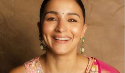 लंबे समय से ऐसी खबरें आ रही हैं कि आलिया भट्ट अपने दूसरे बच्चे की मां बनने वाली हैं। जब भी उन्हें बाहर देखा जाता है, लोग कयास लगाते हैं कि वह रणबीर कपूर के दूसरे बच्चे की मां बनने वाली हैं। अब, ग्लोबल स्टार ने इन अफवाहों को खारिज कर दिया है। सोशल मीडिया पर एक्ट्रेस का एक वीडियो तेजी से वायरल हो रहा है जिसे देखने के बाद सभी का अंदाजा गलत साबित हो गया। लंबे समय से ऐसी खबरें आ रही हैं कि आलिया भट्ट अपने दूसरे बच्चे की मां बनने वाली हैं। जब भी उन्हें बाहर देखा जाता है, लोग कयास लगाते हैं कि वह रणबीर कपूर के दूसरे बच्चे की मां बनने वाली हैं। अब, ग्लोबल स्टार ने इन अफवाहों को खारिज कर दिया है। सोशल मीडिया पर एक्ट्रेस का एक वीडियो तेजी से वायरल हो रहा है जिसे देखने के बाद सभी का अंदाजा गलत साबित हो गया।
