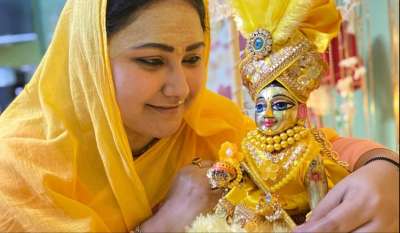 ममता कुलकर्णी, इशिका तनेजा, नुपुर अलंकार, बरखा मदान और अनघा भोसले जैसी कई मशहूर एक्ट्रेस शोबिज छोड़ आज भगवान की शरण में हैं। एंटरटेनमेंट इंडस्ट्री में अपनी पहचान बनाना और करियर के शिखर पर पहुंचने के बाद शोबिज को अलविदा कहना कोई आसान बात नहीं हैं। आज हम आपको एक ऐसी ही एक्ट्रेस के बारे में बताने जा रहे हैं, जिन्होंने भोजपुरी फिल्म इंडस्ट्री में जबरदस्त नेम-फेम कमाया और बाद में सब कुछ त्याग कर कृष्ण भक्त बन गईं। ममता कुलकर्णी, इशिका तनेजा, नुपुर अलंकार, बरखा मदान और अनघा भोसले जैसी कई मशहूर एक्ट्रेस शोबिज छोड़ आज भगवान की शरण में हैं। एंटरटेनमेंट इंडस्ट्री में अपनी पहचान बनाना और करियर के शिखर पर पहुंचने के बाद शोबिज को अलविदा कहना कोई आसान बात नहीं हैं। आज हम आपको एक ऐसी ही एक्ट्रेस के बारे में बताने जा रहे हैं, जिन्होंने भोजपुरी फिल्म इंडस्ट्री में जबरदस्त नेम-फेम कमाया और बाद में सब कुछ त्याग कर कृष्ण भक्त बन गईं।