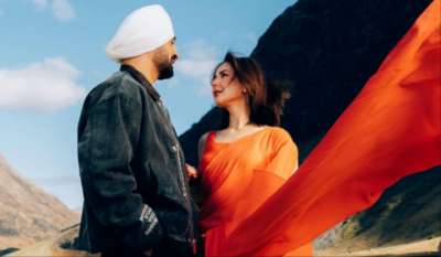 पंजाबी फिल्म सरदार जी 3 की टीम को पिछले कुछ दिनों से पाकिस्तानी एक्ट्रेस हनिया आमिर को मुख्य कलाकार के तौर पर चुनने के लिए आलोचनाओं का सामना करना पड़ रहा है। वहीं विवाद के बीच, फिल्म में लीड रोल निभा रहे दिलजीत दोसांझ ने फिर से हलचल मचा दी है। पंजाबी फिल्म सरदार जी 3 की टीम को पिछले कुछ दिनों से पाकिस्तानी एक्ट्रेस हनिया आमिर को मुख्य कलाकार के तौर पर चुनने के लिए आलोचनाओं का सामना करना पड़ रहा है। वहीं विवाद के बीच, फिल्म में लीड रोल निभा रहे दिलजीत दोसांझ ने फिर से हलचल मचा दी है।