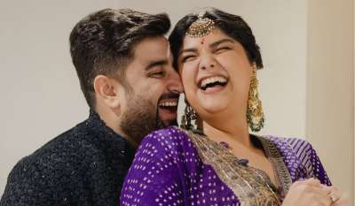 अर्जुन कपूर की बहन अंशुला कपूर ने अपने बॉयफ्रेंड रोहन ठक्कर संग सगाई की है। अंशुला ने अपनी सगाई की कुछ इनसाइड तस्वीरें शेयर की हैं, जिसमें पूरा कपूर परिवार शामिल हुआ था। हालांकि, सोशल मीडिया पर खबरें थी कि जाह्नवी और खुशी कपूर इस इंगेजमेंट पार्टी में शामिल नहीं हुई। अर्जुन कपूर की बहन अंशुला कपूर ने अपने बॉयफ्रेंड रोहन ठक्कर संग सगाई की है। अंशुला ने अपनी सगाई की कुछ इनसाइड तस्वीरें शेयर की हैं, जिसमें पूरा कपूर परिवार शामिल हुआ था। हालांकि, सोशल मीडिया पर खबरें थी कि जाह्नवी और खुशी कपूर इस इंगेजमेंट पार्टी में शामिल नहीं हुई।