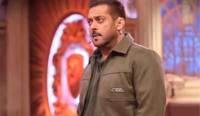 'बिग बॉस 19' के लेटेस्ट एपिसोड में दूसरी वाइल्ड कार्ड कंटेस्टेंट की घर में एंट्री हो चुकी है। वहीं, इस 'वीकेंड का वार' में हर बार की तरह सलमान खान ने कंटेस्टेंट्स से घर में हुए तमाशे से लेकर विवादों तक पर बात की और उनकी क्लास लगाई। यहां जानें पिछले हफ्ते घर में कंटेस्टेंट्स के बीच किन मुद्दों पर जमकर बहस और लड़ाई हुई, जिसकी वजह से सोशल मीडिया पर हलचल मच गई थी। 'बिग बॉस 19' के लेटेस्ट एपिसोड में दूसरी वाइल्ड कार्ड कंटेस्टेंट की घर में एंट्री हो चुकी है। वहीं, इस 'वीकेंड का वार' में हर बार की तरह सलमान खान ने कंटेस्टेंट्स से घर में हुए तमाशे से लेकर विवादों तक पर बात की और उनकी क्लास लगाई। यहां जानें पिछले हफ्ते घर में कंटेस्टेंट्स के बीच किन मुद्दों पर जमकर बहस और लड़ाई हुई, जिसकी वजह से सोशल मीडिया पर हलचल मच गई थी।