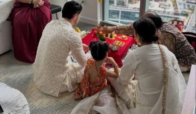 प्रियंका चोपड़ा और निक जोनस ने इस साल न्यूयॉर्क में अपनी बेटी मालती मैरी और परिवार के करीबी सदस्यों के साथ दिवाली मनाई। इस जश्न की कुछ तस्वीरें एक्ट्रेस ने अपने इंस्टाग्राम पर शेयर की है। इसमें प्रियंका-निक अपनी बेटी मालती के साथ पारिवारिक परंपराओं के साथ इस खास दिन का जश्न मनाते नजर आए। प्रियंका चोपड़ा और निक जोनस ने इस साल न्यूयॉर्क में अपनी बेटी मालती मैरी और परिवार के करीबी सदस्यों के साथ दिवाली मनाई। इस जश्न की कुछ तस्वीरें एक्ट्रेस ने अपने इंस्टाग्राम पर शेयर की है। इसमें प्रियंका-निक अपनी बेटी मालती के साथ पारिवारिक परंपराओं के साथ इस खास दिन का जश्न मनाते नजर आए।