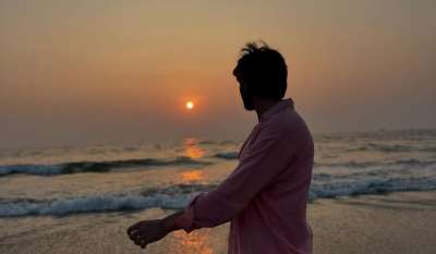 फिल्म इंडस्ट्री में एक तरफ स्टार किड्स और टैलेंट की बात होती है तो कुछ लोग कहते हैं कि केवल नेपो किड होना ही काफी है, वहीं कुछ लोगों को लगता है कि टैलेंट से पहचान बनाई जाती है। आज हम उसी बॉलीवुड एक्टर के बारे में बताने जा रहे हैं, जिसका फिल्मी परिवार से कोई नाता नहीं है। उन्होंने अपनी दमदार एक्टिंग के दम पर पहचान बनाई। फिल्म इंडस्ट्री में एक तरफ स्टार किड्स और टैलेंट की बात होती है तो कुछ लोग कहते हैं कि केवल नेपो किड होना ही काफी है, वहीं कुछ लोगों को लगता है कि टैलेंट से पहचान बनाई जाती है। आज हम उसी बॉलीवुड एक्टर के बारे में बताने जा रहे हैं, जिसका फिल्मी परिवार से कोई नाता नहीं है। उन्होंने अपनी दमदार एक्टिंग के दम पर पहचान बनाई।