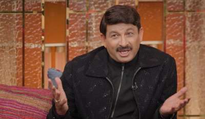 द ग्रेट इंडियन कपिल शो सीजन 4 के साथ वापस आ गया है और हर हफ्ते दर्शकों का मनोरंजन कर रहा है। पिछले एपिसोड में अनन्या पांडे और कार्तिक आर्यन के बाद, कपिल शर्मा और उनकी टीम ने लेटेस्ट एपिसोड में भोजपुरी सुपरस्टार्स का स्वागत किया। मनोज तिवारी, दिनेश लाल यादव और पवन सिंह ने स्टेज पर शानदार एंट्री की। तीनों ने अपनी पर्सनल और प्रोफेशनल लाइफ से जुड़ी कई कहानियां साझा की। साथ ही भोजपुरी गानों पर एनर्जेटिक डांस मूव्स से दर्शकों का खूब मनोरंजन किया। इस एपिसोड के दौरान मनोज तिवारी ने अपनी जिंदगी के बारे में हैरान करने वाला खुलासा किया। द ग्रेट इंडियन कपिल शो सीजन 4 के साथ वापस आ गया है और हर हफ्ते दर्शकों का मनोरंजन कर रहा है। पिछले एपिसोड में अनन्या पांडे और कार्तिक आर्यन के बाद, कपिल शर्मा और उनकी टीम ने लेटेस्ट एपिसोड में भोजपुरी सुपरस्टार्स का स्वागत किया। मनोज तिवारी, दिनेश लाल यादव और पवन सिंह ने स्टेज पर शानदार एंट्री की। तीनों ने अपनी पर्सनल और प्रोफेशनल लाइफ से जुड़ी कई कहानियां साझा की। साथ ही भोजपुरी गानों पर एनर्जेटिक डांस मूव्स से दर्शकों का खूब मनोरंजन किया। इस एपिसोड के दौरान मनोज तिवारी ने अपनी जिंदगी के बारे में हैरान करने वाला खुलासा किया।