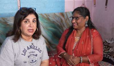 फराह खान मुंबई की झुग्गी-झोपड़ी में रहने वाली शाहिदा अंसारी के घर गईं, जहां दोनों ने खाने, परिवार और दूसरी चीजों के बारे में बातें कीं। शाहिदा अंसारी मुंबई की एक कंटेंट क्रिएटर हैं जो रोज इंस्टाग्राम और यूट्यूब पर मजेदार वीडियो पोस्ट करती हैं। सोशल मीडिया पर दोनों के वीडियो तेजी से वायरल हो रहे हैं, जिसमें वह अपनी लाइफ से जुड़ी बाते करते नजर आ रही हैं। फराह खान मुंबई की झुग्गी-झोपड़ी में रहने वाली शाहिदा अंसारी के घर गईं, जहां दोनों ने खाने, परिवार और दूसरी चीजों के बारे में बातें कीं। शाहिदा अंसारी मुंबई की एक कंटेंट क्रिएटर हैं जो रोज इंस्टाग्राम और यूट्यूब पर मजेदार वीडियो पोस्ट करती हैं। सोशल मीडिया पर दोनों के वीडियो तेजी से वायरल हो रहे हैं, जिसमें वह अपनी लाइफ से जुड़ी बाते करते नजर आ रही हैं।