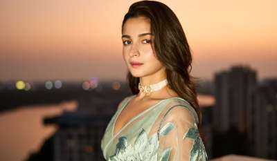 आलिया भट्ट अपने हर लुक से फैंस का दिल जीत लेती हैं। हाल ही में अब एक्ट्रेस ने साड़ी में कुछ खूबसूरत तस्वीरें पोस्ट की, जो सोशल मीडिया पर छाई हुई है। आलिया अपने लुक से ज्यादा फैंस के बीच सादगी और सिंपल मेकअप को लेकर खूब सुर्खियां बटोर रही हैं। एक्ट्रेस के देसी और स्टाइलिश अंदाज से नजरें हटा पाना किसी के लिए भी मुश्किल होगा। आलिया भट्ट अपने हर लुक से फैंस का दिल जीत लेती हैं। हाल ही में अब एक्ट्रेस ने साड़ी में कुछ खूबसूरत तस्वीरें पोस्ट की, जो सोशल मीडिया पर छाई हुई है। आलिया अपने लुक से ज्यादा फैंस के बीच सादगी और सिंपल मेकअप को लेकर खूब सुर्खियां बटोर रही हैं। एक्ट्रेस के देसी और स्टाइलिश अंदाज से नजरें हटा पाना किसी के लिए भी मुश्किल होगा।