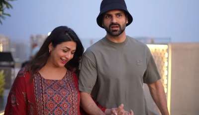 टेलीविजन के सबसे प्यारे कपल दिव्यांका त्रिपाठी और विवेक दहिया अपनी जिंदगी का एक नया चैप्टर शुरू करने जा रहे हैं, क्योंकि वे अपने पहले बच्चे के जन्म का इंतजार कर रहे हैं। अब हाल ही में एक्ट्रेस ने अपने नए व्लॉग में अपनी प्रेग्नेंसी के बारे में कुछ खास अपडेट दी है, जिससे फैंस को उनके इमोशनल और दिल को छू लेने वाले पलों को करीब से देखने का मौका मिला। टेलीविजन के सबसे प्यारे कपल दिव्यांका त्रिपाठी और विवेक दहिया अपनी जिंदगी का एक नया चैप्टर शुरू करने जा रहे हैं, क्योंकि वे अपने पहले बच्चे के जन्म का इंतजार कर रहे हैं। अब हाल ही में एक्ट्रेस ने अपने नए व्लॉग में अपनी प्रेग्नेंसी के बारे में कुछ खास अपडेट दी है, जिससे फैंस को उनके इमोशनल और दिल को छू लेने वाले पलों को करीब से देखने का मौका मिला।