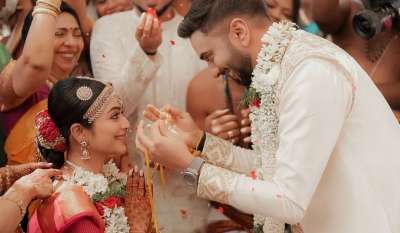 एक्ट्रेस जननी ने हाल ही में अपनी जिंदगी का एक खूबसूरत पल फैसं के साथ शेयर किया है। सोमवार, 30 मार्च को उन्होंने अपने करीबी दोस्तों और परिवार की मौजूदगी में शादी की। एक्ट्रेस ने अपने लॉन्ग टर्म बॉयफ्रेंड साई रोशन श्याम को अपना जीवनसाथी बना लिया है। सोशल मीडिया पर जननी ने अपने पति के साथ शादी की कुछ खूबसूरत तस्वीरें शेयर की है, जो वायरल हो रही हैं। एक्ट्रेस जननी ने हाल ही में अपनी जिंदगी का एक खूबसूरत पल फैसं के साथ शेयर किया है। सोमवार, 30 मार्च को उन्होंने अपने करीबी दोस्तों और परिवार की मौजूदगी में शादी की। एक्ट्रेस ने अपने लॉन्ग टर्म बॉयफ्रेंड साई रोशन श्याम को अपना जीवनसाथी बना लिया है। सोशल मीडिया पर जननी ने अपने पति के साथ शादी की कुछ खूबसूरत तस्वीरें शेयर की है, जो वायरल हो रही हैं।