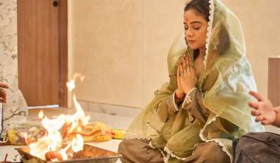 बिग बॉस ओटीटी सीजन 2 से मशहूर हुईं मनीषा रानी सोशल मीडिया इन्फ्लुएंसर होने के साथ-साथ एक एक्ट्रेस भी हैं। वह अपने बिंदास और बेबाक अंदाज के लिए भी जानी जाती हैं। वो कई बड़े शोज का हिस्सा भी रही हैं। अपने काम से मनीषा ने हर बार दर्शकों को इंप्रेस किया है, जिसके चलते वे टेलीविजन इंडस्ट्री का चर्चित नाम बन गई हैं। मुंबई में अपने परिवार के साथ रहने वाली बिहार की मनीषा ने मुंबई में करोड़ों का आलीशान घर खरीदा है, जिसकी झलक उनके लेटेस्ट सोशल मीडिया पोस्ट में देखने को मिल जाएगी। बिग बॉस ओटीटी सीजन 2 से मशहूर हुईं मनीषा रानी सोशल मीडिया इन्फ्लुएंसर होने के साथ-साथ एक एक्ट्रेस भी हैं। वह अपने बिंदास और बेबाक अंदाज के लिए भी जानी जाती हैं। वो कई बड़े शोज का हिस्सा भी रही हैं। अपने काम से मनीषा ने हर बार दर्शकों को इंप्रेस किया है, जिसके चलते वे टेलीविजन इंडस्ट्री का चर्चित नाम बन गई हैं। मुंबई में अपने परिवार के साथ रहने वाली बिहार की मनीषा ने मुंबई में करोड़ों का आलीशान घर खरीदा है, जिसकी झलक उनके लेटेस्ट सोशल मीडिया पोस्ट में देखने को मिल जाएगी।