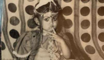 तस्वीर में दिख रही ये बच्ची मौनी रॉय है, जिन्होंने अपने एक्टिंग करियर की शुरुआत 2006 में मशहूर टीवी शो 'क्योंकि सास भी कभी बहू थी' से की थी। हालांकि, उनका रोल छोटा था, लेकिन इसने उनके लिए टेलीविजन इंडस्ट्री में आगे बढ़ने के नए दरवाजे खोल दिए। उन्होंने धीरे-धीरे एक बेहतरीन एक्ट्रेस के तौर पर अपनी पहचान बनाई, जिनकी स्क्रीन पर मौजूदगी काफी दमदार होती है। तस्वीर में दिख रही ये बच्ची मौनी रॉय है, जिन्होंने अपने एक्टिंग करियर की शुरुआत 2006 में मशहूर टीवी शो 'क्योंकि सास भी कभी बहू थी' से की थी। हालांकि, उनका रोल छोटा था, लेकिन इसने उनके लिए टेलीविजन इंडस्ट्री में आगे बढ़ने के नए दरवाजे खोल दिए। उन्होंने धीरे-धीरे एक बेहतरीन एक्ट्रेस के तौर पर अपनी पहचान बनाई, जिनकी स्क्रीन पर मौजूदगी काफी दमदार होती है।