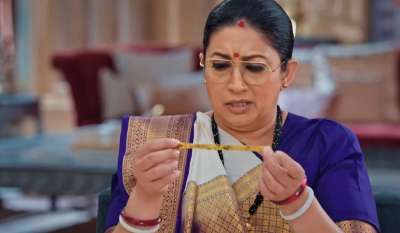 'क्योंकि सास भी कभी बहू थी 2' के अपकमिंग एपिसोड में जबरदस्त इमोशनल ड्रामा देखने को मिलेगा, जो दर्शकों की आंखें नम कर देगा। वैष्णवी की जिंदगी में बहुत बड़ा तूफान आने वाला है, जिसका फायदा रियो उठाएगा। कहानी में अब हैरान करने वाला मोड़ आने वाला है, जिसके बाद तुलसी के परिवार में सभी एक-दूसरे के दुश्मन बन जाएंगे। दिल टूटने, अपमान और चकनाचूर सपनों को झेलने के बाद वैष्णवी को रियो एक ऐसा ऑफर देने वाला है, जिसके बारे में जानकार सभी के होश उड़ाने वाले हैं। 'क्योंकि सास भी कभी बहू थी 2' के अपकमिंग एपिसोड में जबरदस्त इमोशनल ड्रामा देखने को मिलेगा, जो दर्शकों की आंखें नम कर देगा। वैष्णवी की जिंदगी में बहुत बड़ा तूफान आने वाला है, जिसका फायदा रियो उठाएगा। कहानी में अब हैरान करने वाला मोड़ आने वाला है, जिसके बाद तुलसी के परिवार में सभी एक-दूसरे के दुश्मन बन जाएंगे। दिल टूटने, अपमान और चकनाचूर सपनों को झेलने के बाद वैष्णवी को रियो एक ऐसा ऑफर देने वाला है, जिसके बारे में जानकार सभी के होश उड़ाने वाले हैं।