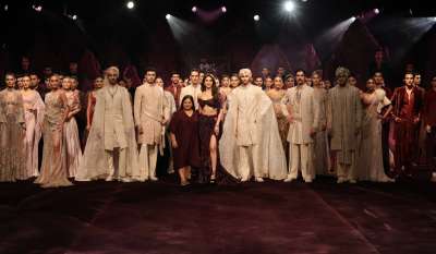 नेक्सस न्यूयॉर्क के साथ मिलकर फैशन डिजाइन काउंसिल ऑफ इंडिया (FDCI) द्वारा पेश किए गए हुंडई इंडिया कुटूर वीक 2026 में डिजाइनर डॉली जे. ने 'BRAHM' कलेक्शन पेश किया। यह कलेक्शन दिखावे के बजाय असली खूबसूरती को दिखाता है। हिमालय के बेहद खास और पवित्र फूल 'ब्रह्म कमल' से प्रेरित यह कलेक्शन पवित्रता, आध्यात्मिक जागृति और बदलाव का प्रतीक है। इसने प्रकृति की शांत शक्ति को बेहतरीन और नाजुक फैशन में ढाला है। नेक्सस न्यूयॉर्क के साथ मिलकर फैशन डिजाइन काउंसिल ऑफ इंडिया (FDCI) द्वारा पेश किए गए हुंडई इंडिया कुटूर वीक 2026 में डिजाइनर डॉली जे. ने 'BRAHM' कलेक्शन पेश किया। यह कलेक्शन दिखावे के बजाय असली खूबसूरती को दिखाता है। हिमालय के बेहद खास और पवित्र फूल 'ब्रह्म कमल' से प्रेरित यह कलेक्शन पवित्रता, आध्यात्मिक जागृति और बदलाव का प्रतीक है। इसने प्रकृति की शांत शक्ति को बेहतरीन और नाजुक फैशन में ढाला है।